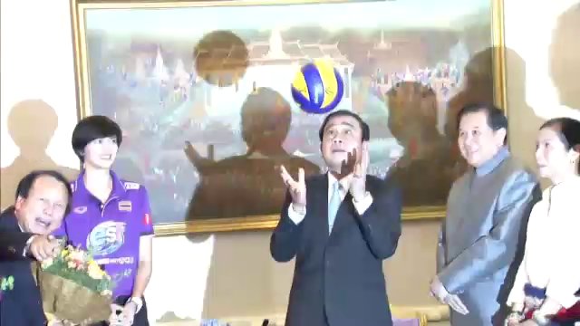 นายกฯ โชว์ลีลาเซตลูกวอลเลย์บอล-ขออย่าตำหนิญี่ปุ่น